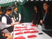 Beratungssituation an einem Messestand der Studienberatung der Hochschule Düsseldorf in Delhi (Indien)